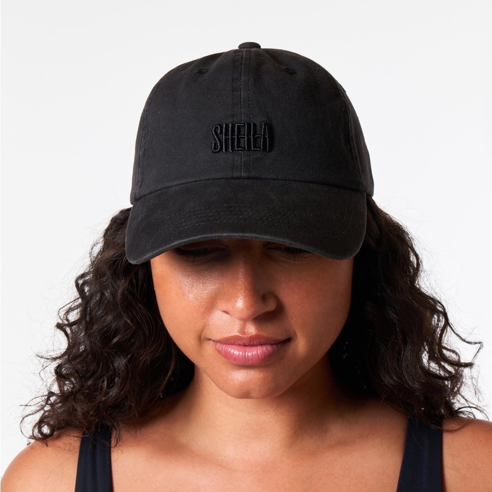 SHEILA LOGO CAP - BLACK SAND